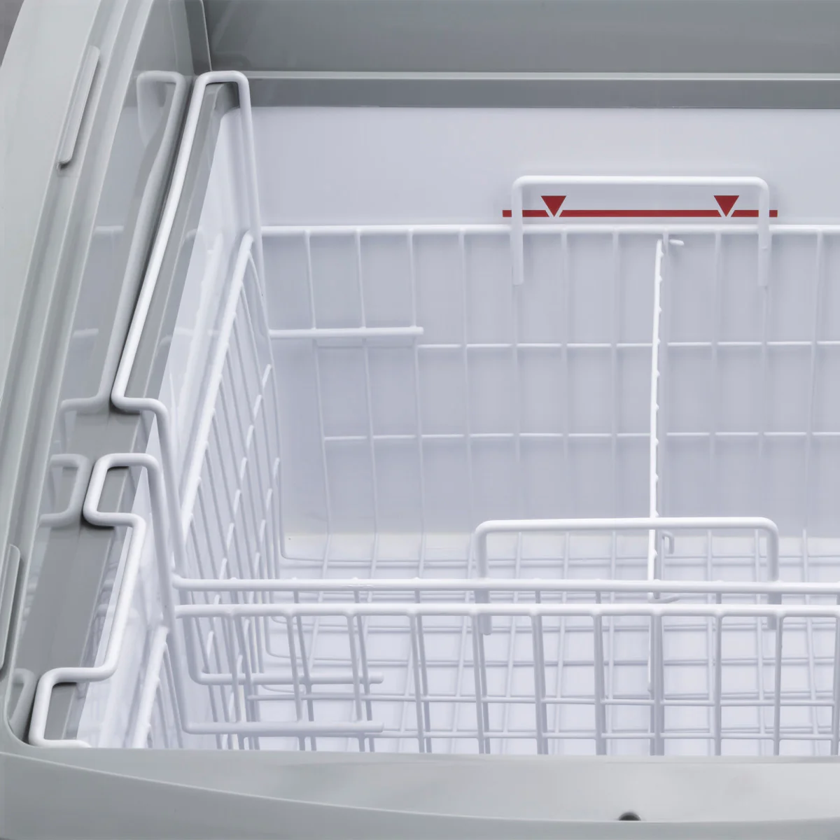 Maxx Cold X-Series Curved Glass Top Mobile Ice Cream Display Freezer - Image 4