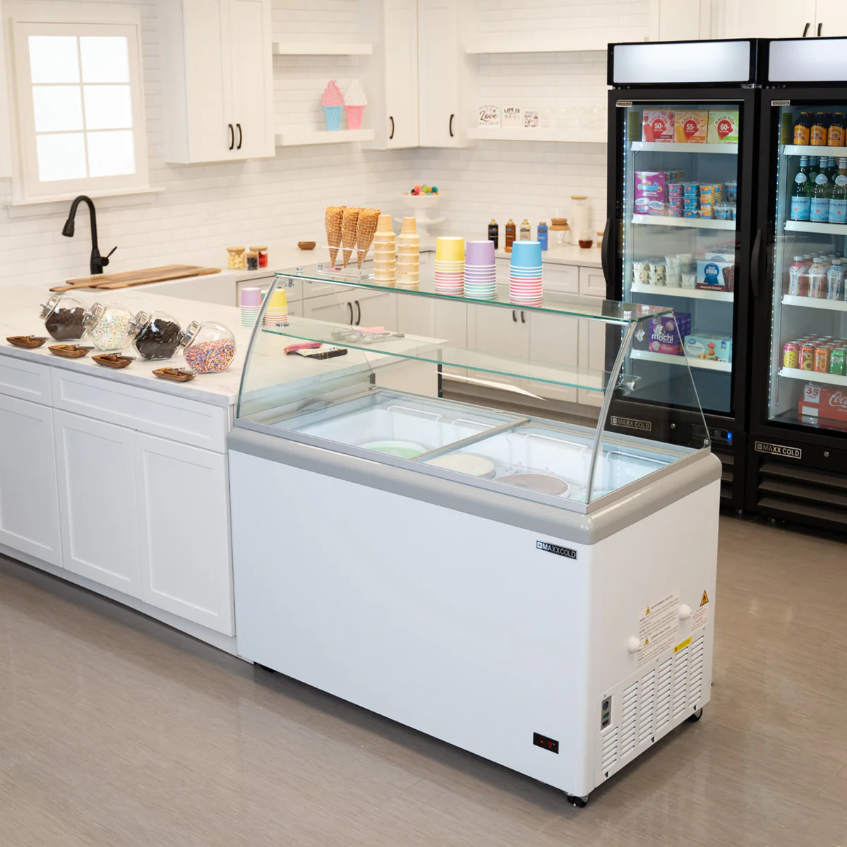 Maxx Cold X-Series Ice Cream Dipping Cabinet Freezer with Curved Glass Sneeze Guard - Image 2