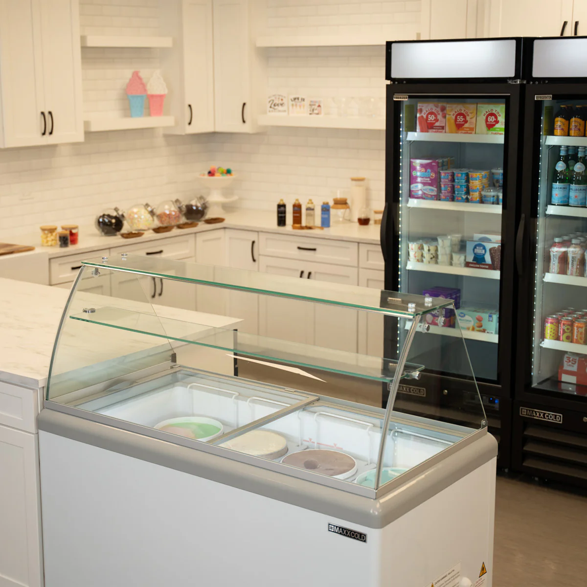 Maxx Cold X-Series Ice Cream Dipping Cabinet Freezer with Curved Glass Sneeze Guard - Image 3