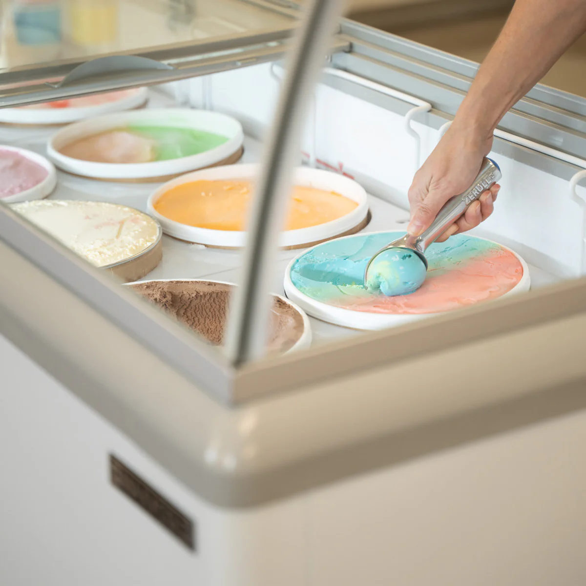 Maxx Cold X-Series Ice Cream Dipping Cabinet Freezer with Curved Glass Sneeze Guard - Image 2