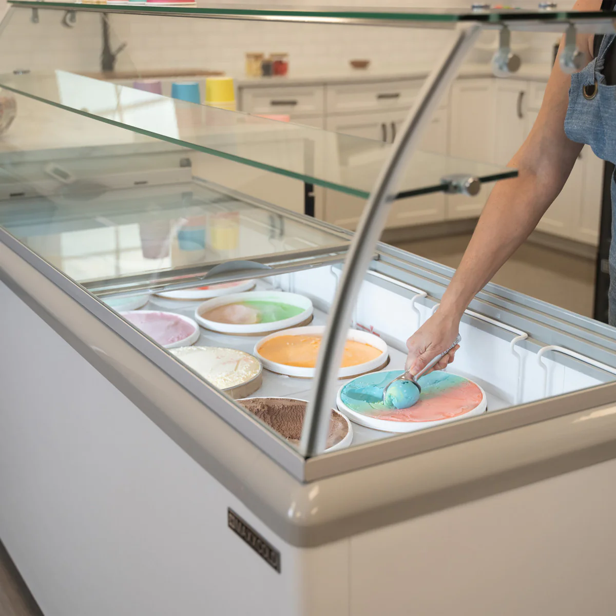 Maxx Cold X-Series Ice Cream Dipping Cabinet Freezer with Curved Glass Sneeze Guard - Image 3