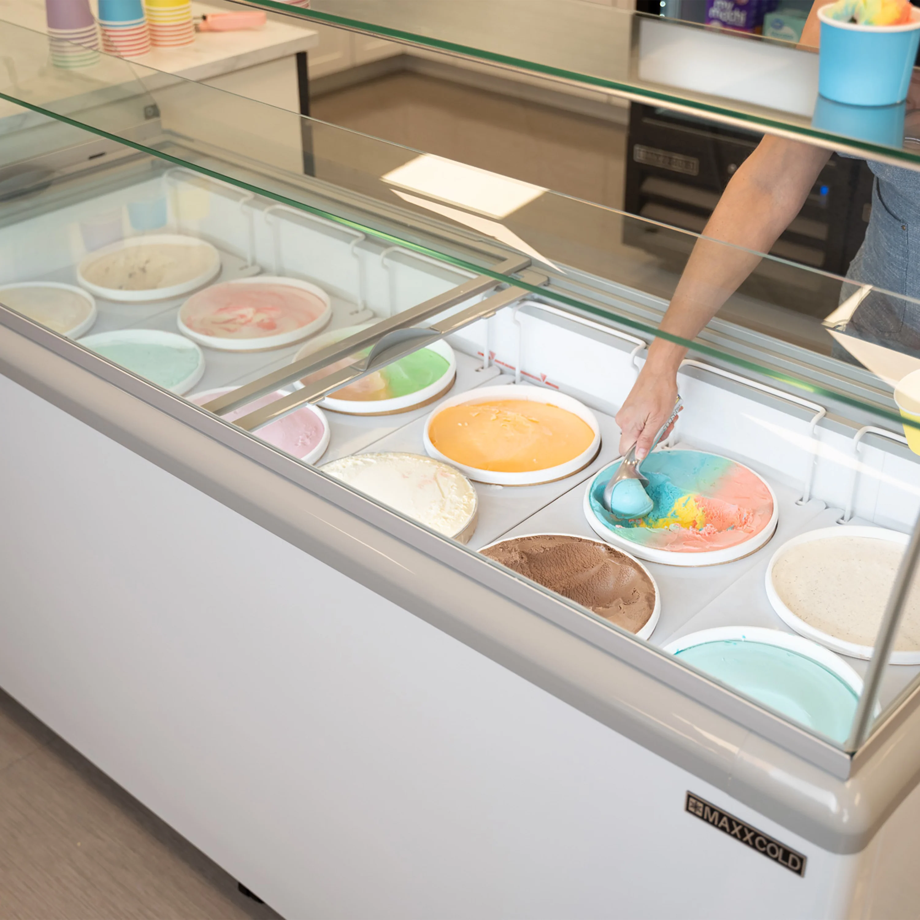 Maxx Cold X-Series Ice Cream Dipping Cabinet Freezer with Curved Glass Sneeze Guard - Image 4