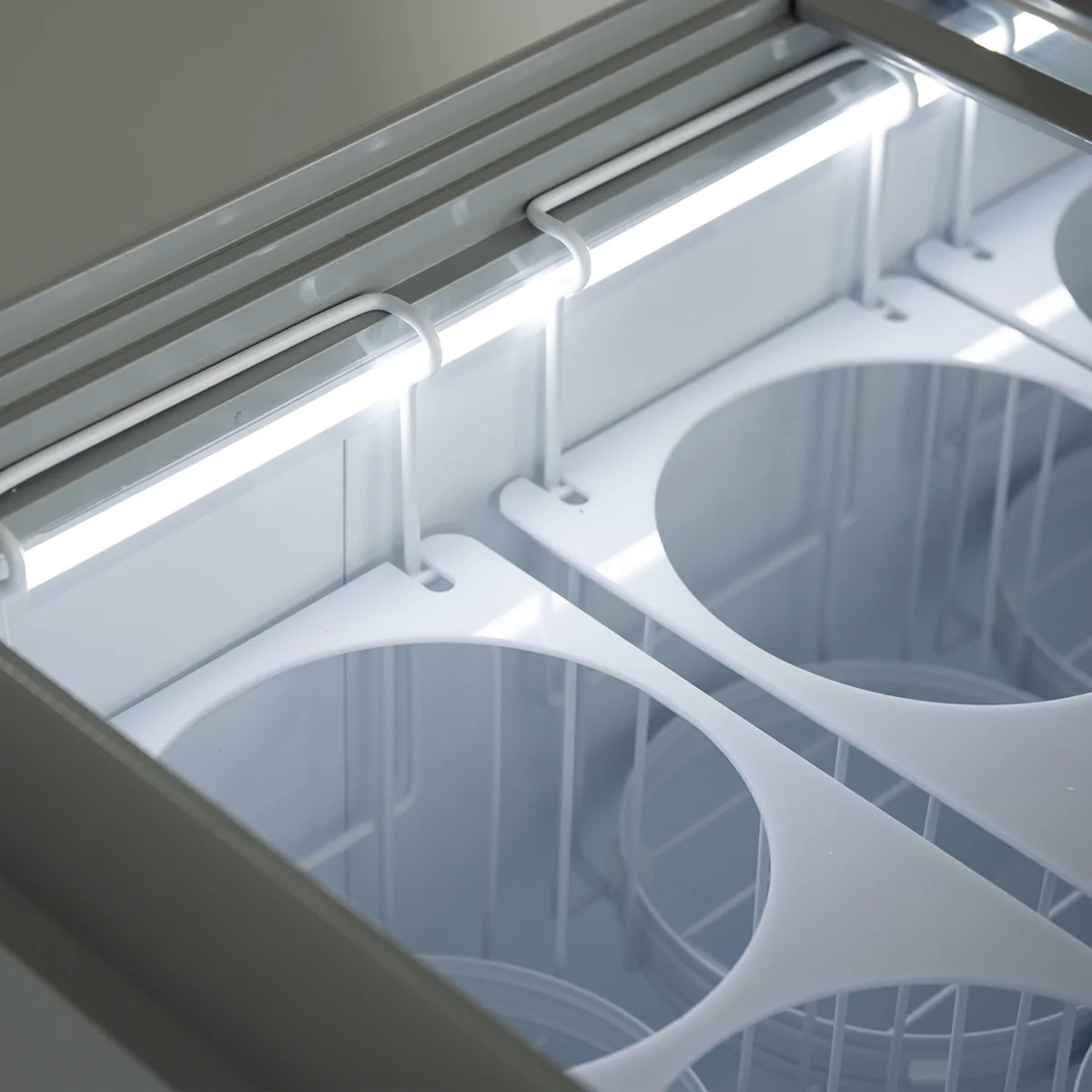 Maxx Cold X-Series Ice Cream Dipping Cabinet Freezer with Curved Glass Sneeze Guard - Image 6